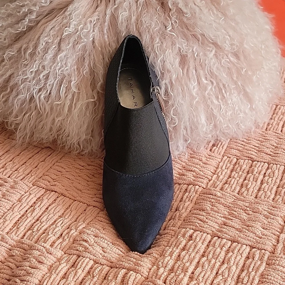 Tahari! Navy Blue Color suede w/leather pumps size 5.5 M Kitten Heels